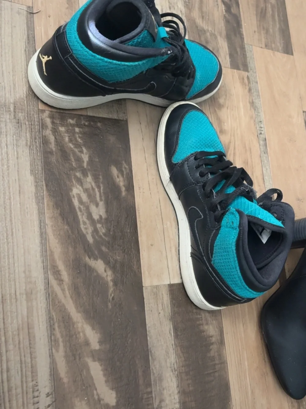Jordan Kids Teal and Black Mid-Top Sneakers with Gold Jumpman